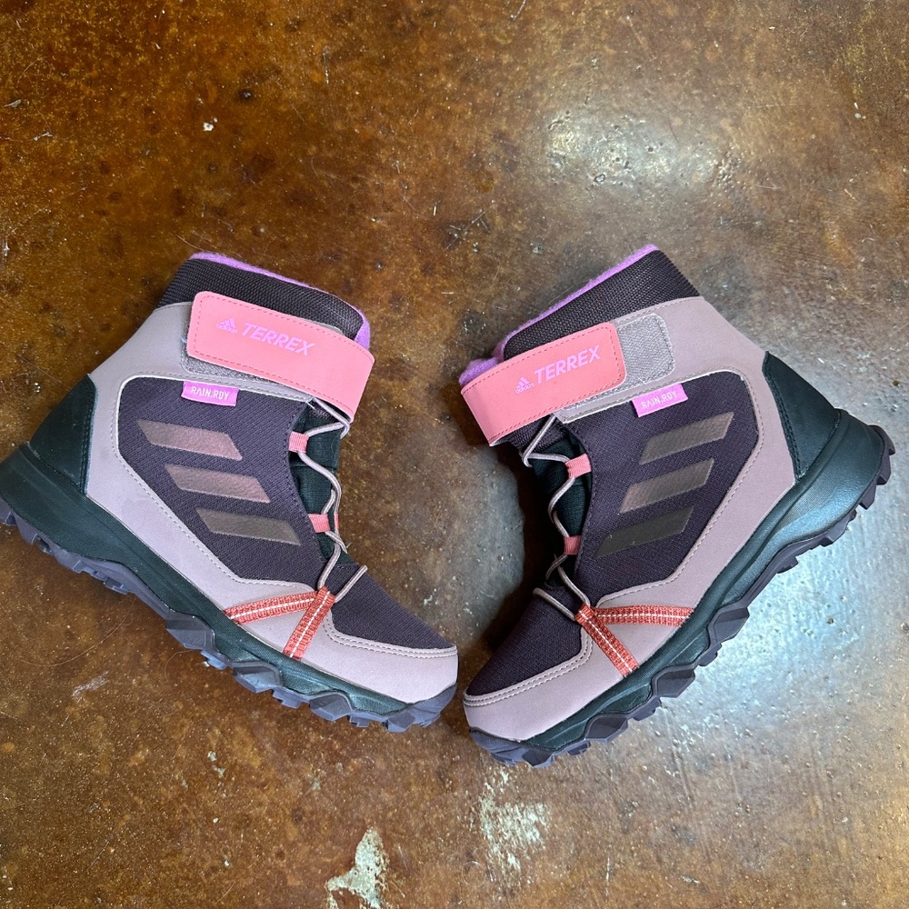 Girls Adidas Snow Boots - Picture 2 of 6